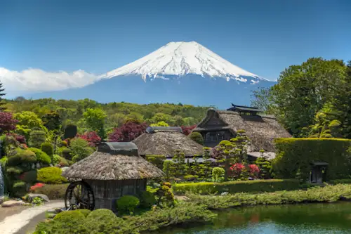 Mount Fuji mit szenischen Gärten im Vordergrund.