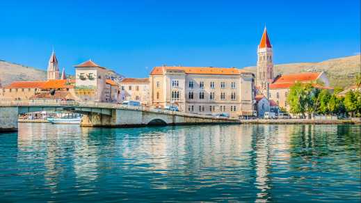 Der Blick auf die Küste und Altstadt von Trogir Stadt Küstenblick, Kroatien
