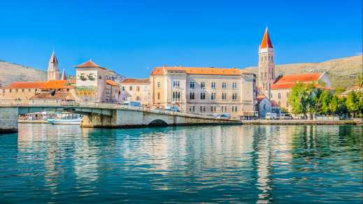 La vue sur la côte et la vieille ville de Trogir Vue sur la côte, Croatie
