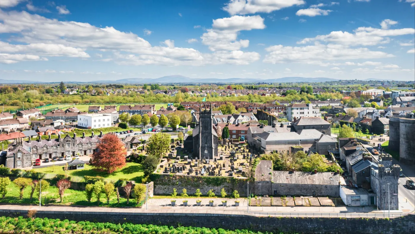 Limerick, Irland Blick auf die Stadt Limerick mit der St. Mary's Kathedrale und grünen Flächen, Irland.