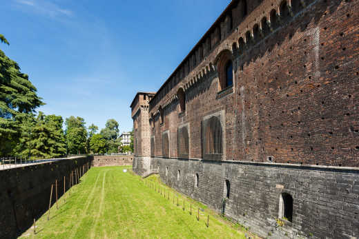 Découvrez les anciennes douves du château de Sforza pendant votre séjour à Milan.
