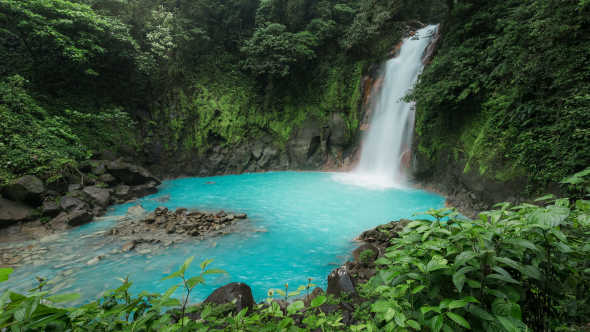 Ein tropischer Wasserfall des Rio Celeste im Nationalpark Vulkan Tenorio in Costa Rica.