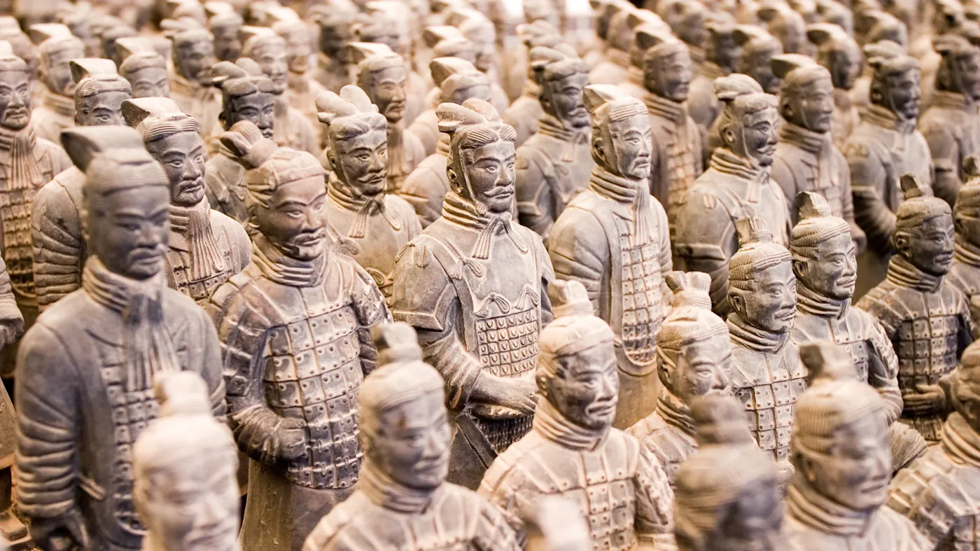 Xi'an, China Die Terrakotta-Armee mit detailreichen Kriegerstatuen aus der Qin-Dynastie. Xi'an, China.