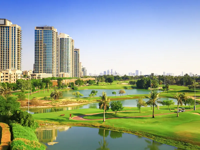 VAE, Dubai, Luxusreisen Stadtbild mit modernen Wolkenkratzern und traditionellen Gebäuden, blauer Himmel, Dubai, VAE.