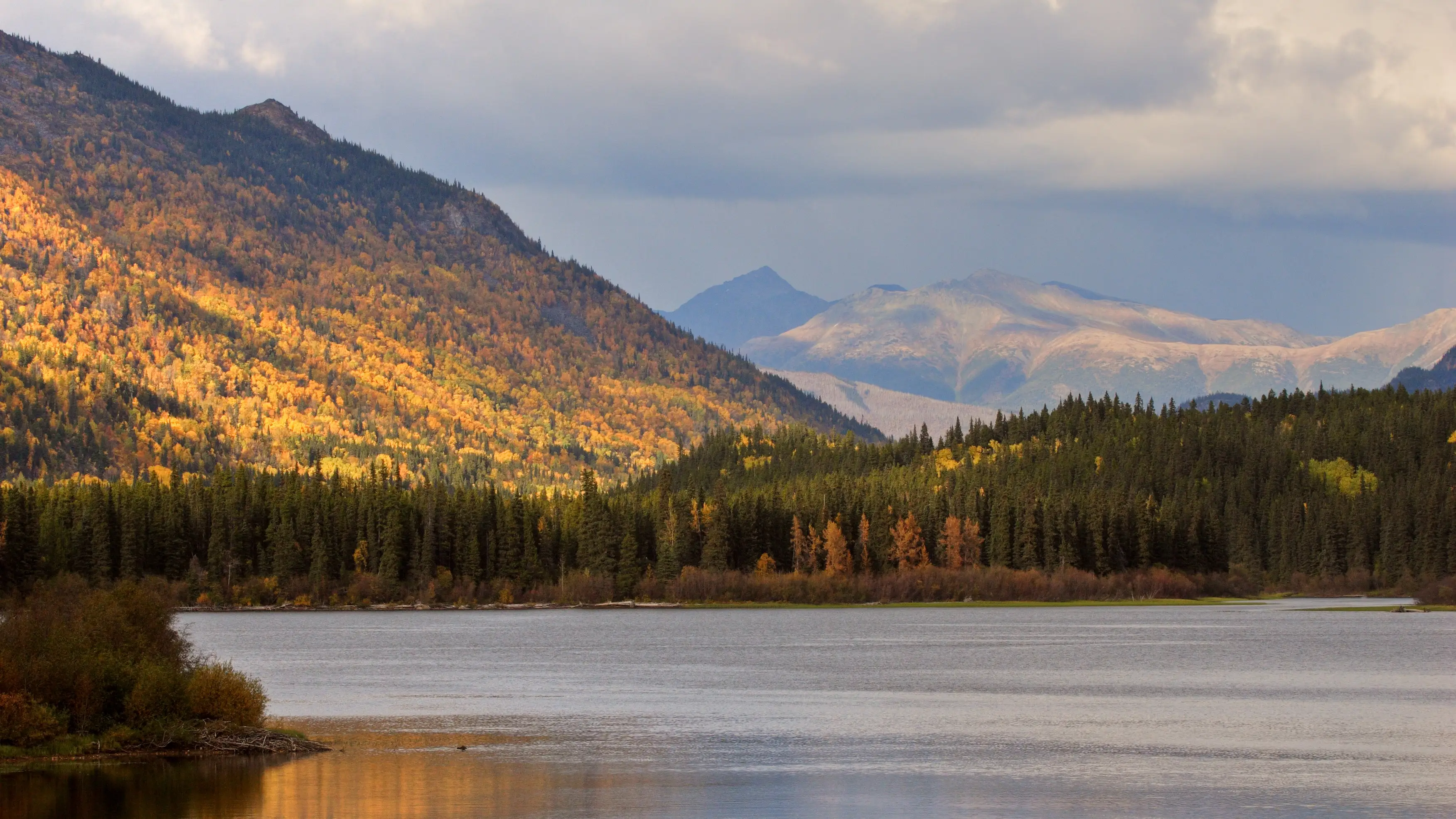 Der Dease Lake mit Bergen im Hintergrund.