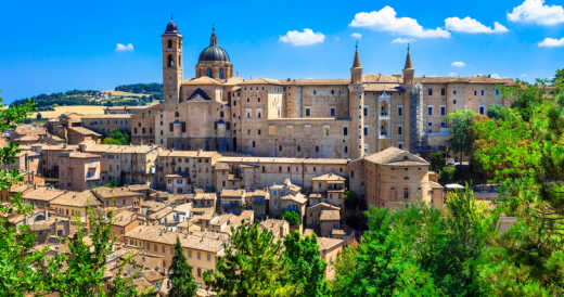 Machen Sie einen Ausflug in die Stadt Urbino mit ihrem reichen mittelalterlichen Erbe während Ihrer Reise nach Rimini.