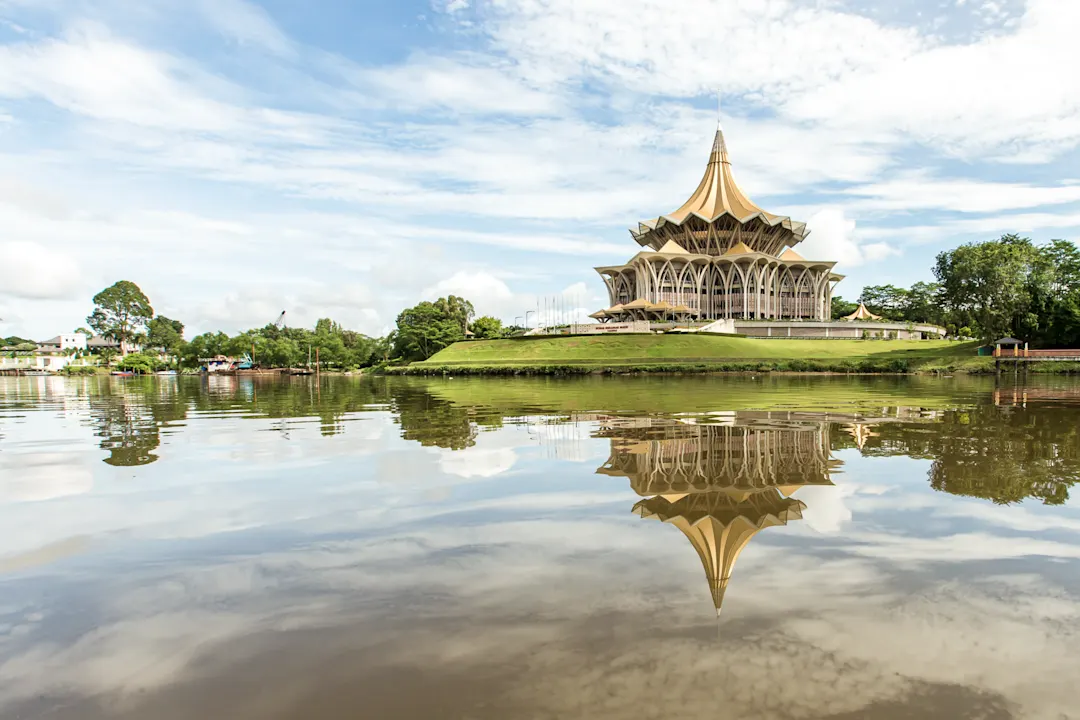 Riverfront Blick auf den Sarawak Legislative Versammlung, Kuching, Borneo, Malaysia