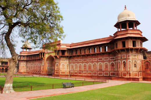 Visitez l'ancienne résidence principale des empereurs moghols appelée Fort Rouge pendant votre voyage à New Dehli.