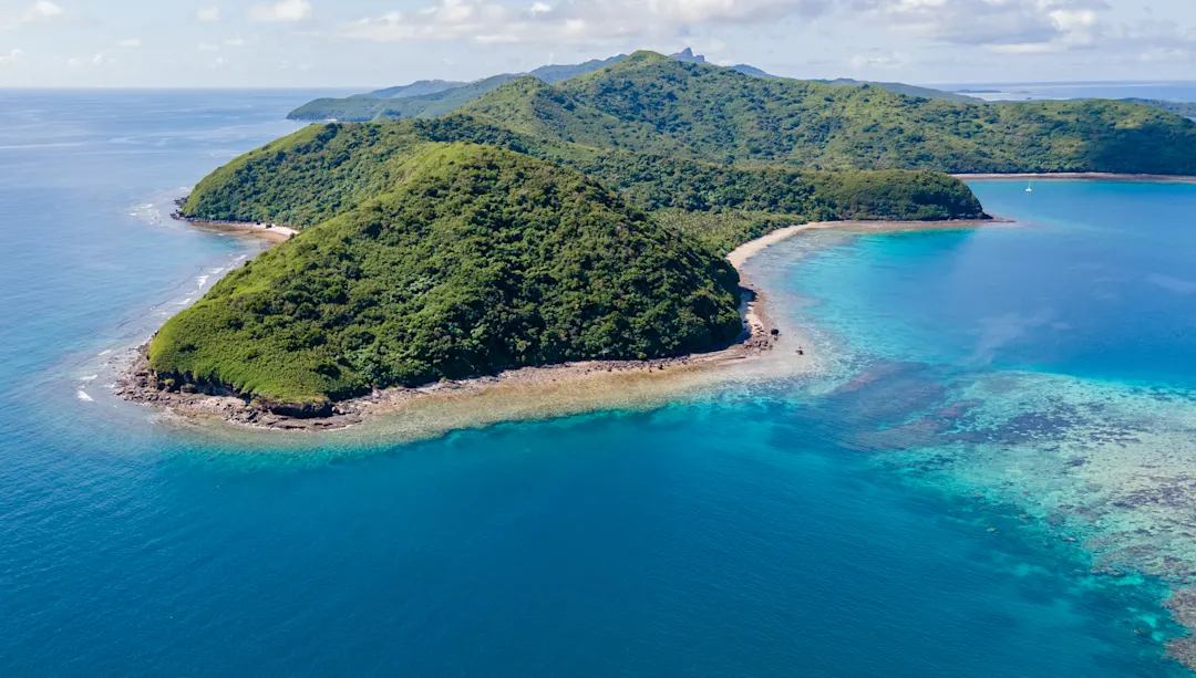 Yasawa Islands, Fidschi Blick auf die grüne Insel am Meer
