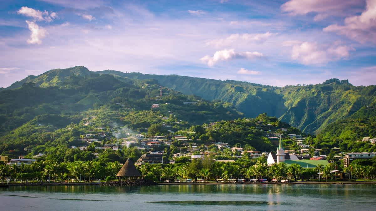 Panorama sur Papeete depuis la mer, la capitale de la Polynésie Française, à découvrir pendant votre voyage à Tahiti.