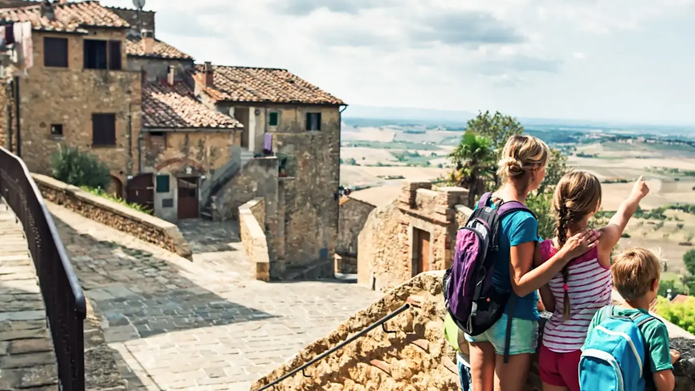 Mère et trois enfants dans un village en Toscane, en Italie.