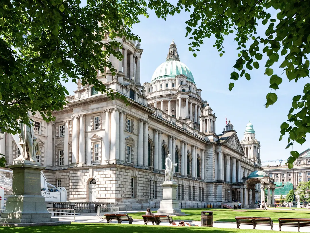 Prachtvolles neoklassizistisches Rathaus im Stadtzentrum. City Hall, Belfast, Nordirland.