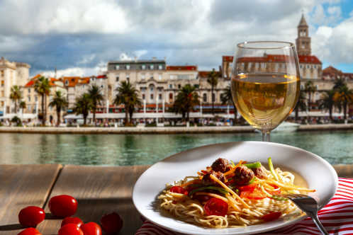 Ein Teller Nudeln auf dem Tische eines Restaurants in Split Kroatien
