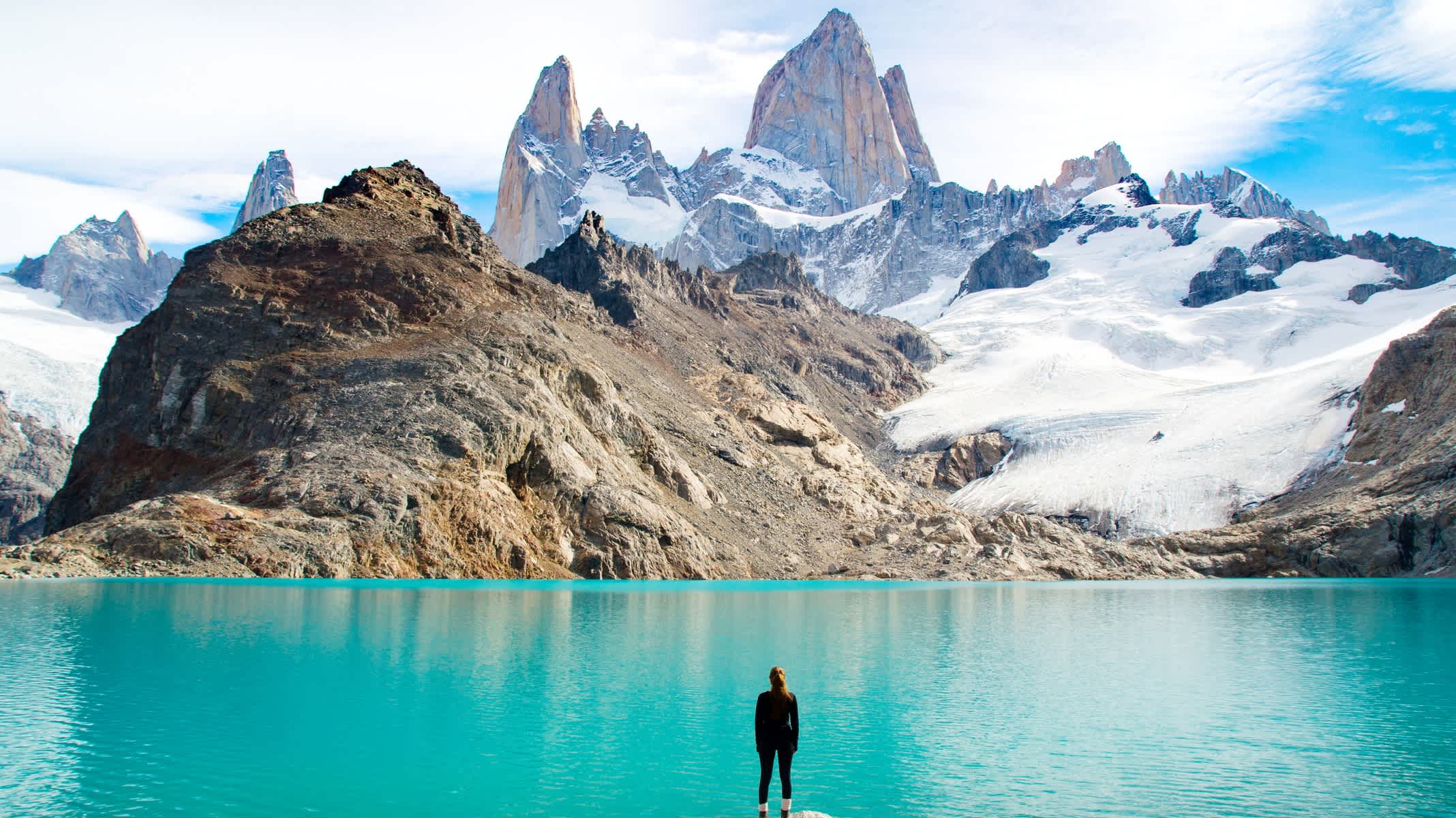 Personne devant de l'eau et des montagnes en Patagonie, Chili.

