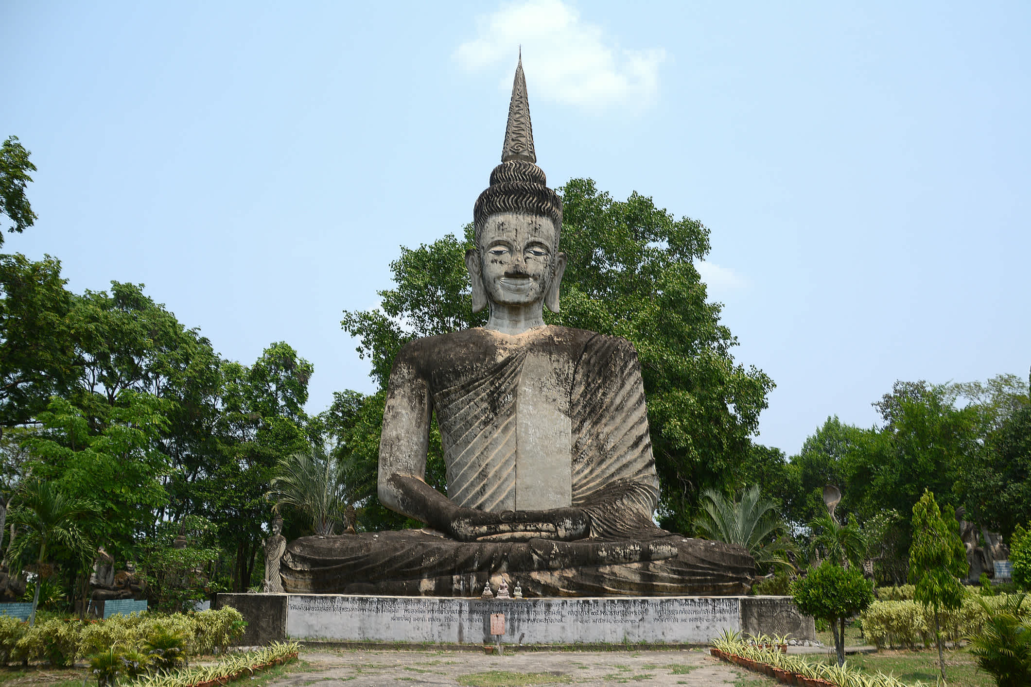 Blick auf der Buddhastatue in Sala Keoku, Nong Khai, Thailand.