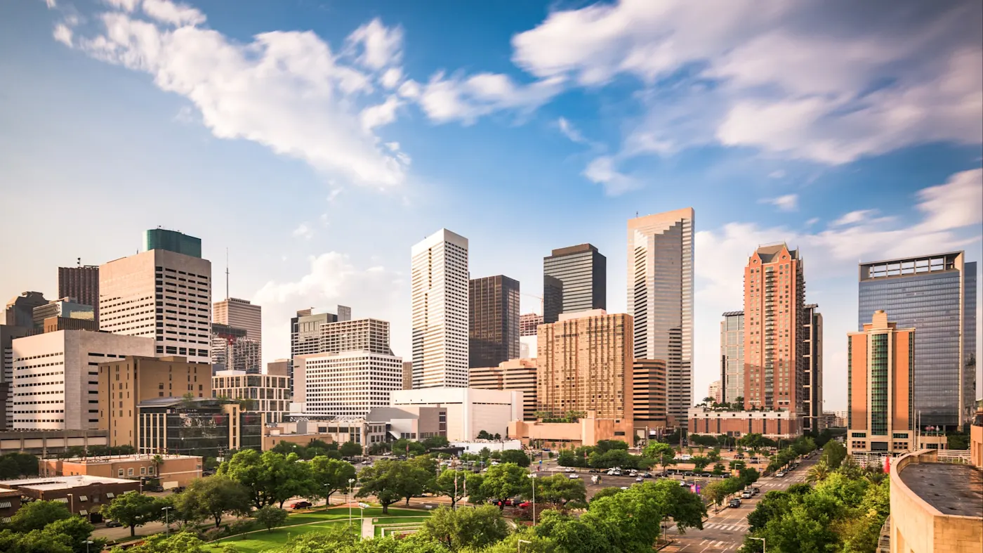 Panoramablick auf die Skyline von Houston mit modernen Wolkenkratzern und grünen Parks. Houston, Texas, USA.