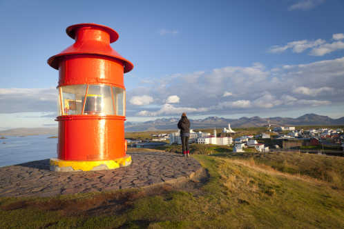 Blick auf den Ort Stykkishólmur und seinen Leuchturm in Island.