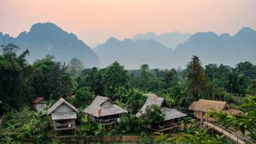Vue aérienne sur des bungalows au coeur de la jungle au Laos à Van Vieng. Profitez-en pour explorez les grottes et les lagunes aux alentours de Van Vieng lors de votre voyage au Laos.