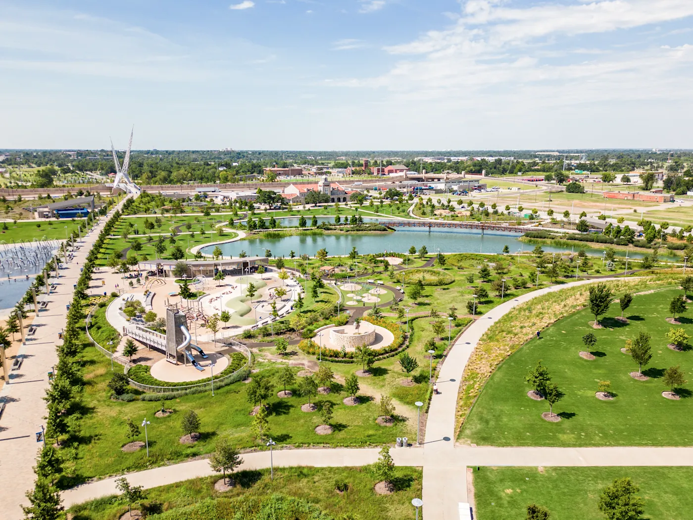 USA, Oklahoma City, Scissor Tail Park Luftaufnahme der Grünflächen und Teiche des Scissor Parks in Oklahoma City, USA.