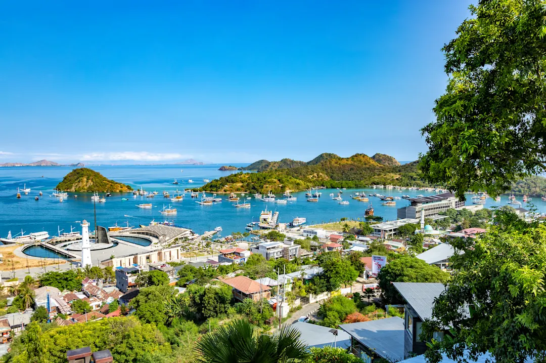 Hafen von Labuan Bajo, Ost-Nusa Tenggara, Flores, Indonesien, Südostasien.