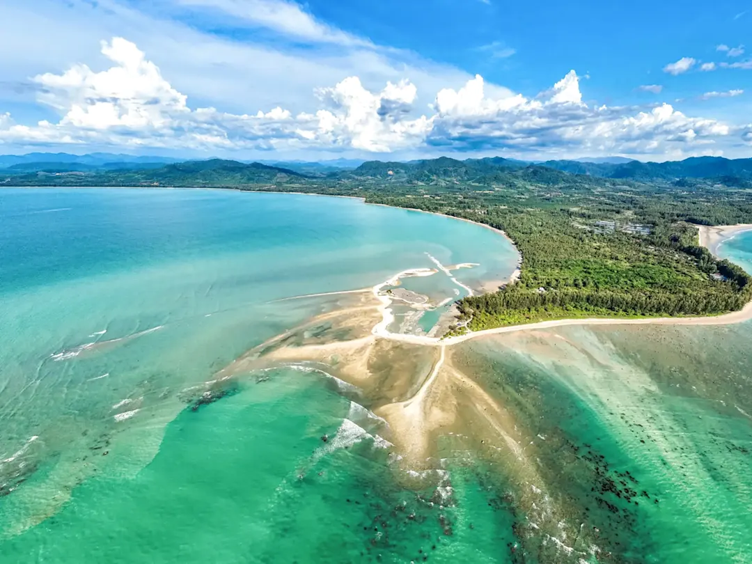 Luftaufnahme von Sandstränden und klarem Wasser. Khao Lak, Thailand.