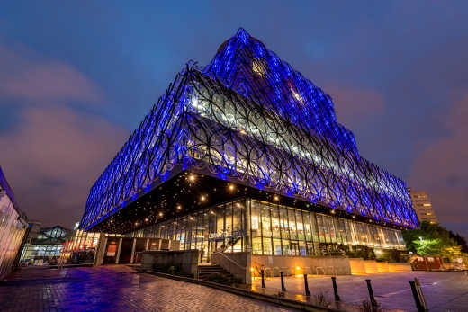 Die Bibliothek von Birmingham bei Nacht, Birmingham, England.