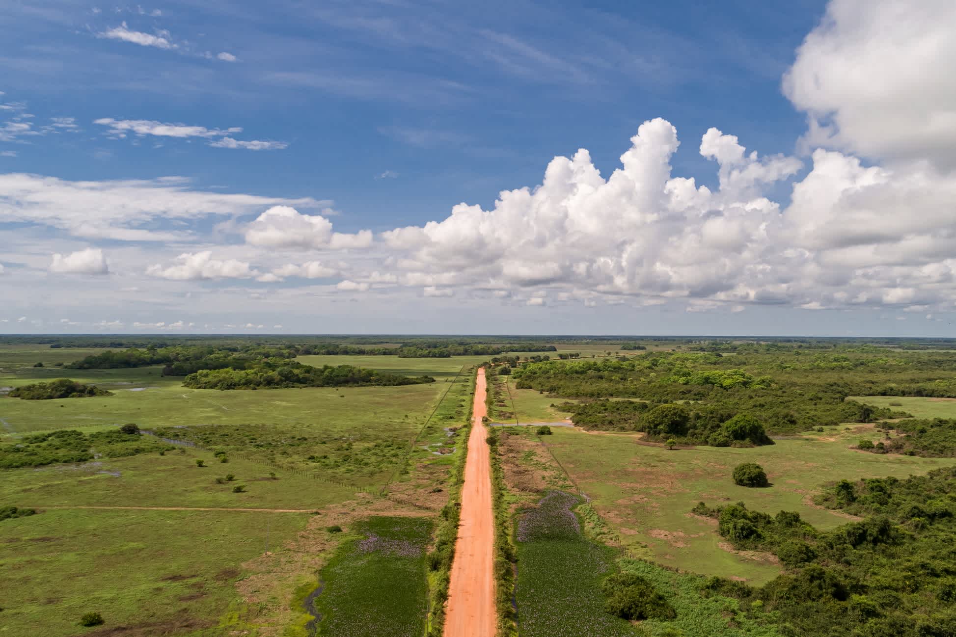 Luftaufnahme der unbefestigten Straße von Transpantaneira, Mato Grosso, Brasilien.