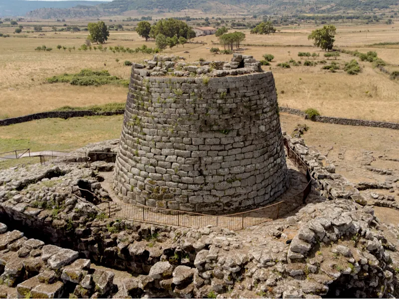 uraghe-Siedlung inmitten einer weiten Landschaft, UNESCO-Welterbestätte, Barumini, Sardinien, Italien.
