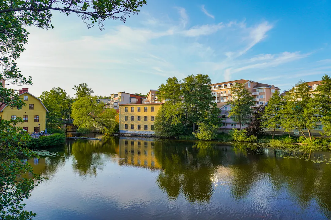 Panoramablick auf den See mit den Gebäuden vor dem Himmel, Schweden