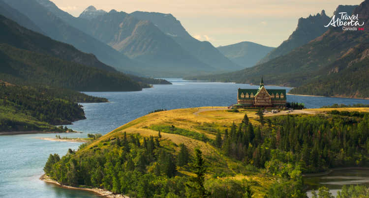 Die_Landschaft_des_Waterton_Lakes_Nationalpark_in_Kanada_mit_Travel_Alberta_entdecken