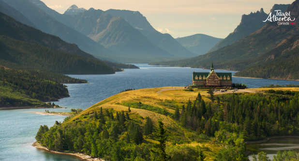 Die_Landschaft_des_Waterton_Lakes_Nationalpark_in_Kanada_mit_Travel_Alberta_entdecken