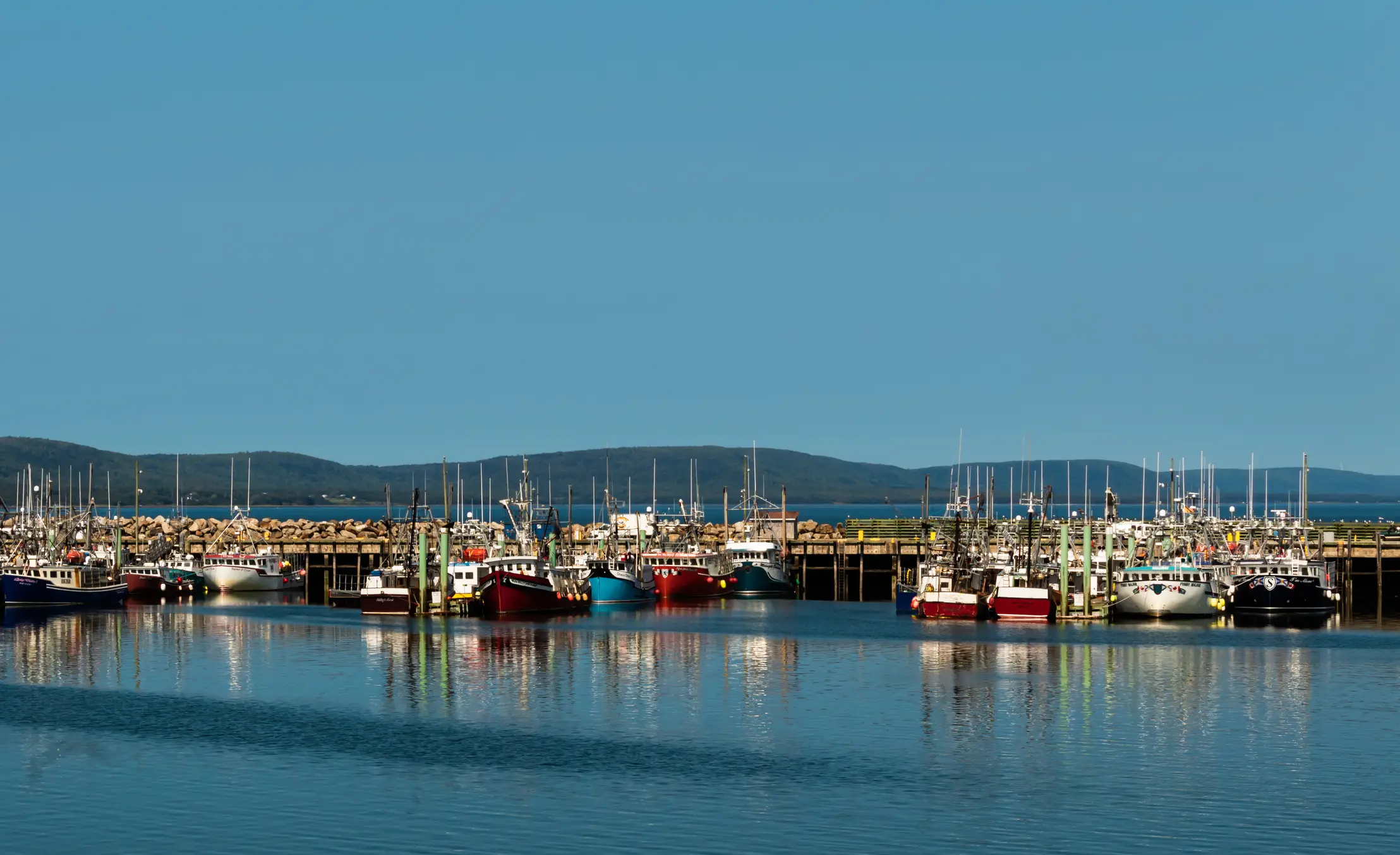 Fischerboote aufgereiht am Kai bei Flut in Digby, Nova Scotia, Kanada.