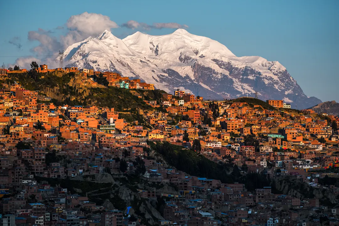 La Paz Berg Sonne Bolivien Blick auf die Stadt La Paz und die Berge im Hintergrund, mit Sonnenuntergang, Bolivien
