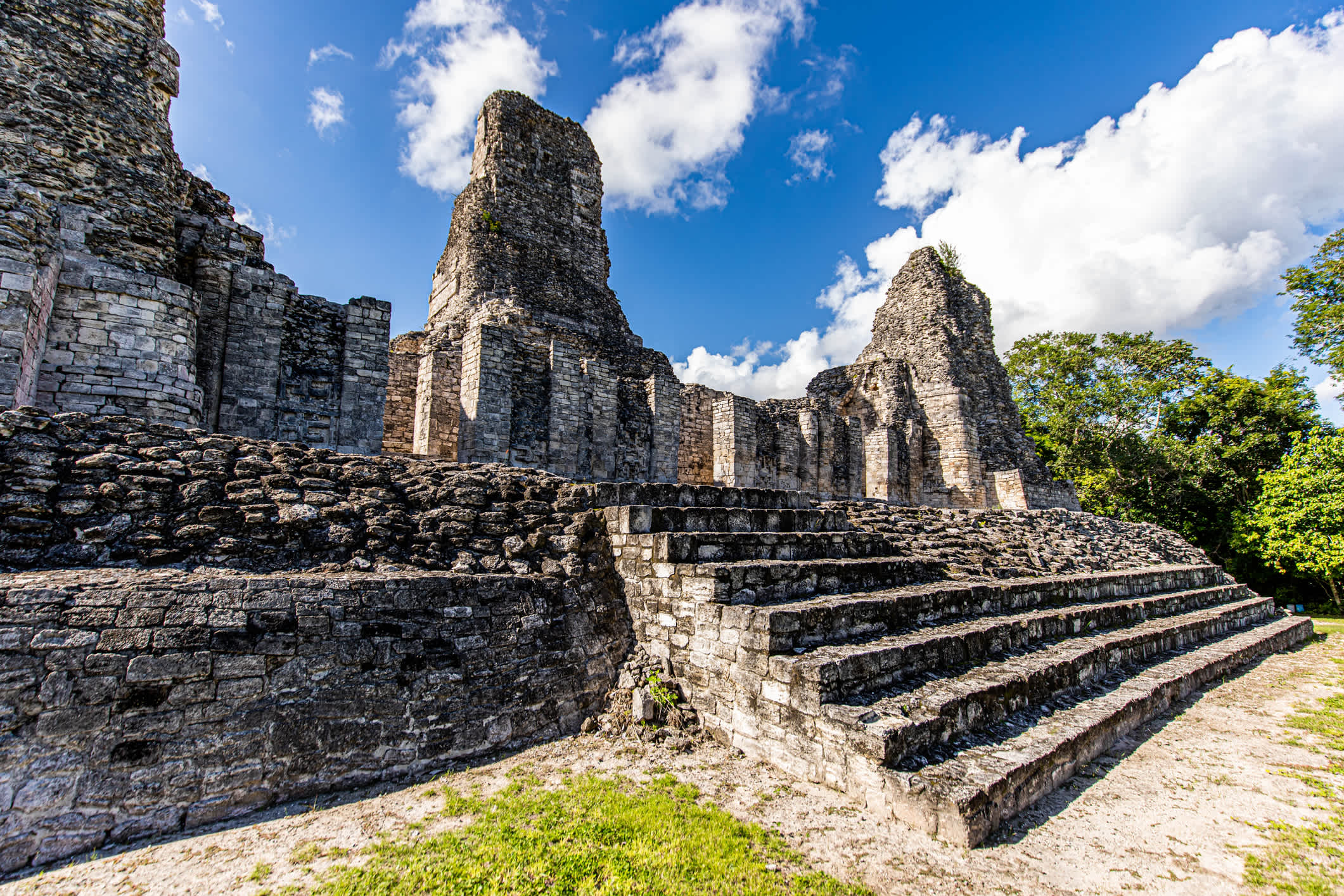 Schöner Maya-Tempel mit drei Pyramiden in einem Gebäude in Xpujil, Mexiko