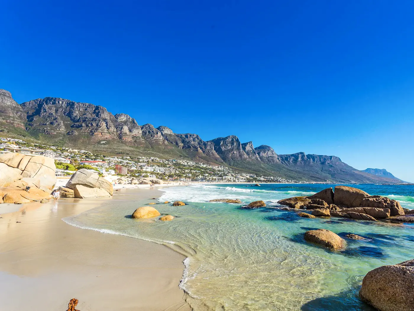 Südafrika, Kapstadt, Camps Bay Beach Camps Bay Beach mit den Zwölf Aposteln im Hintergrund, Kapstadt, Südafrika.