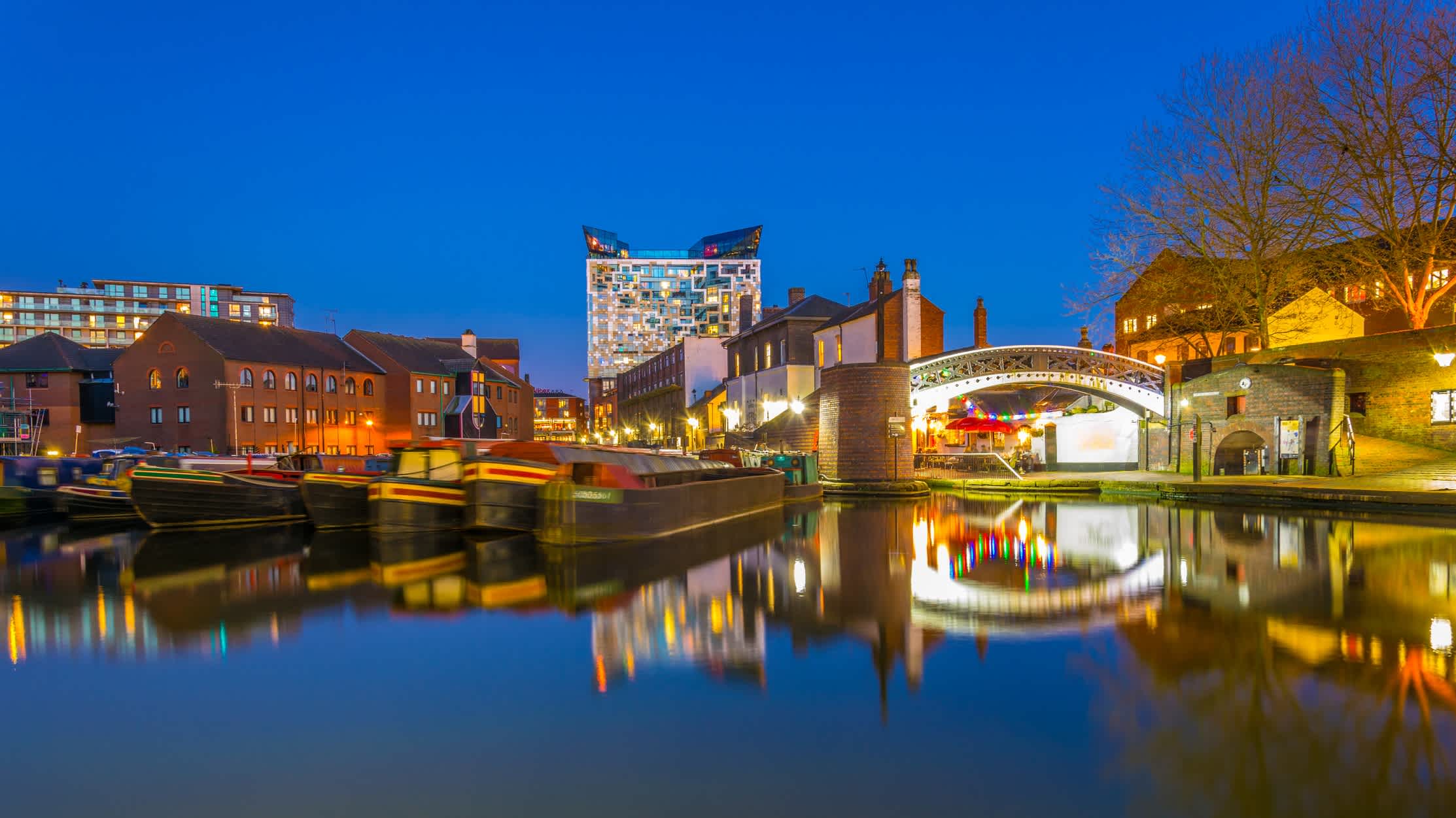 Der Wasserkanal in das Zentrum von Birmingham am Abend, England.

