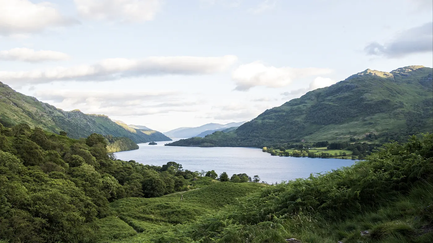 Loch Lomond, Schottland, Vereinigtes Königreich Panoramablick auf Loch Lomond und die umliegenden grünen Hügel. Loch Lomond, Schottland, Vereinigtes Königreich.