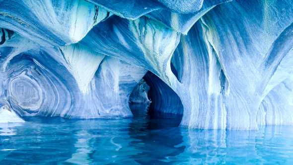 Vue de l'intérieur de la célèbre grotte de marbre bleue située a proximité du village de Puerto Rio Tranquilo entre le Chili et l'Argentine.