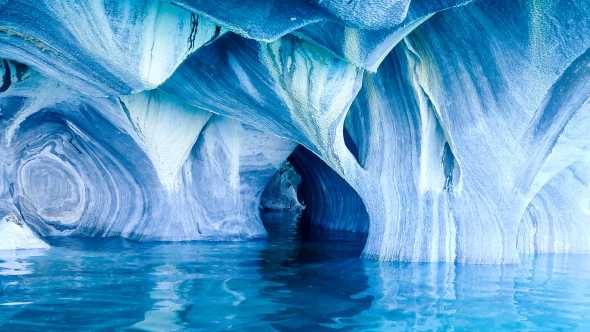 Eine atemberaubende Landschaft von blauen Höhlen, die im Wasser des Sees Lago General Carrera reflektieren