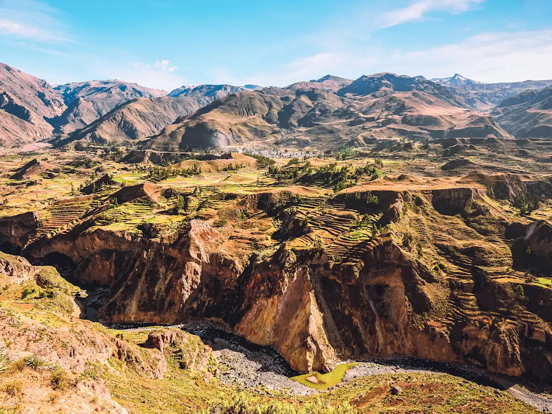 iefe Schlucht mit Terrassenfeldern und Bergen. Chivay, Arequipa, Peru.
