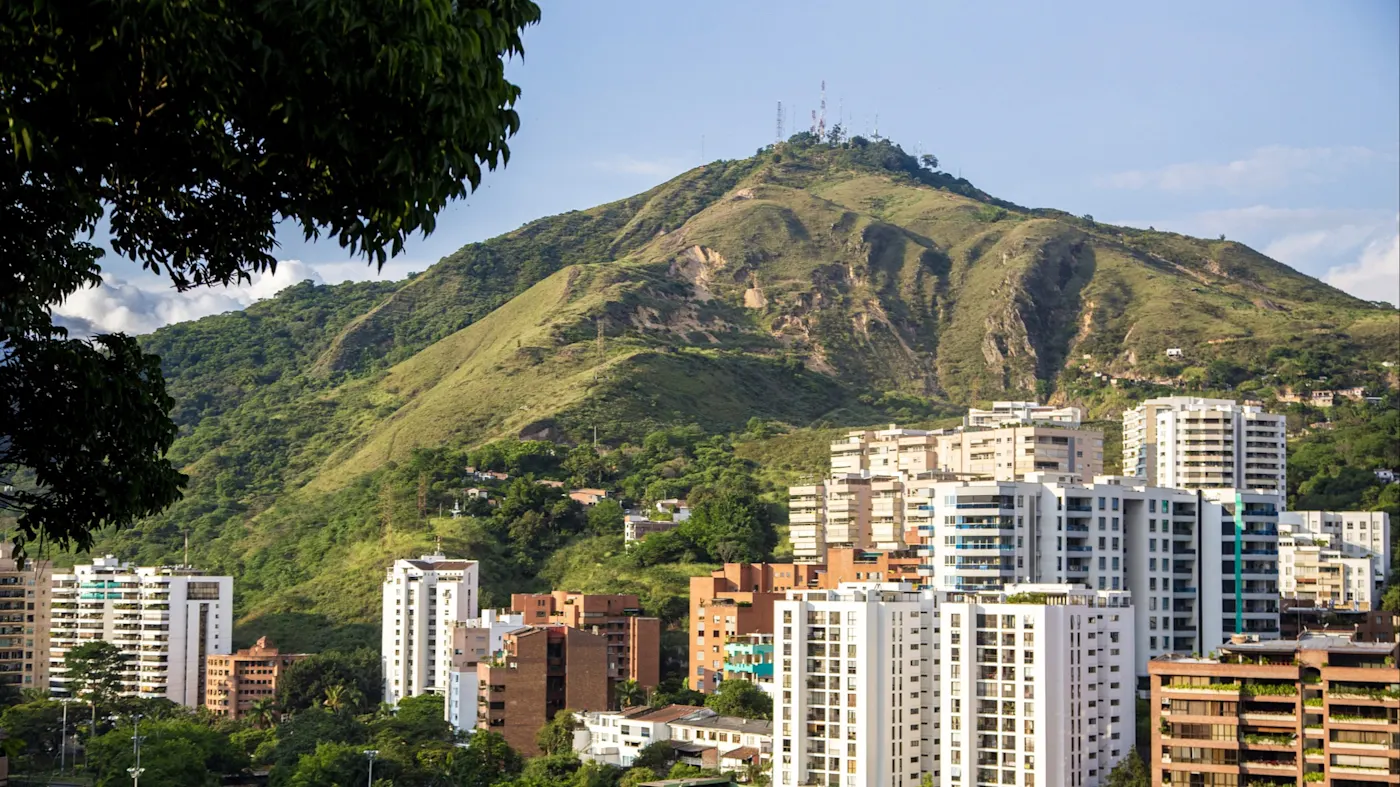 Cali, Skyline, Kolumbien Skyline von Cali mit modernen Gebäuden und grünem Hügel im Hintergrund. Cali, Valle del Cauca, Kolumbien.
