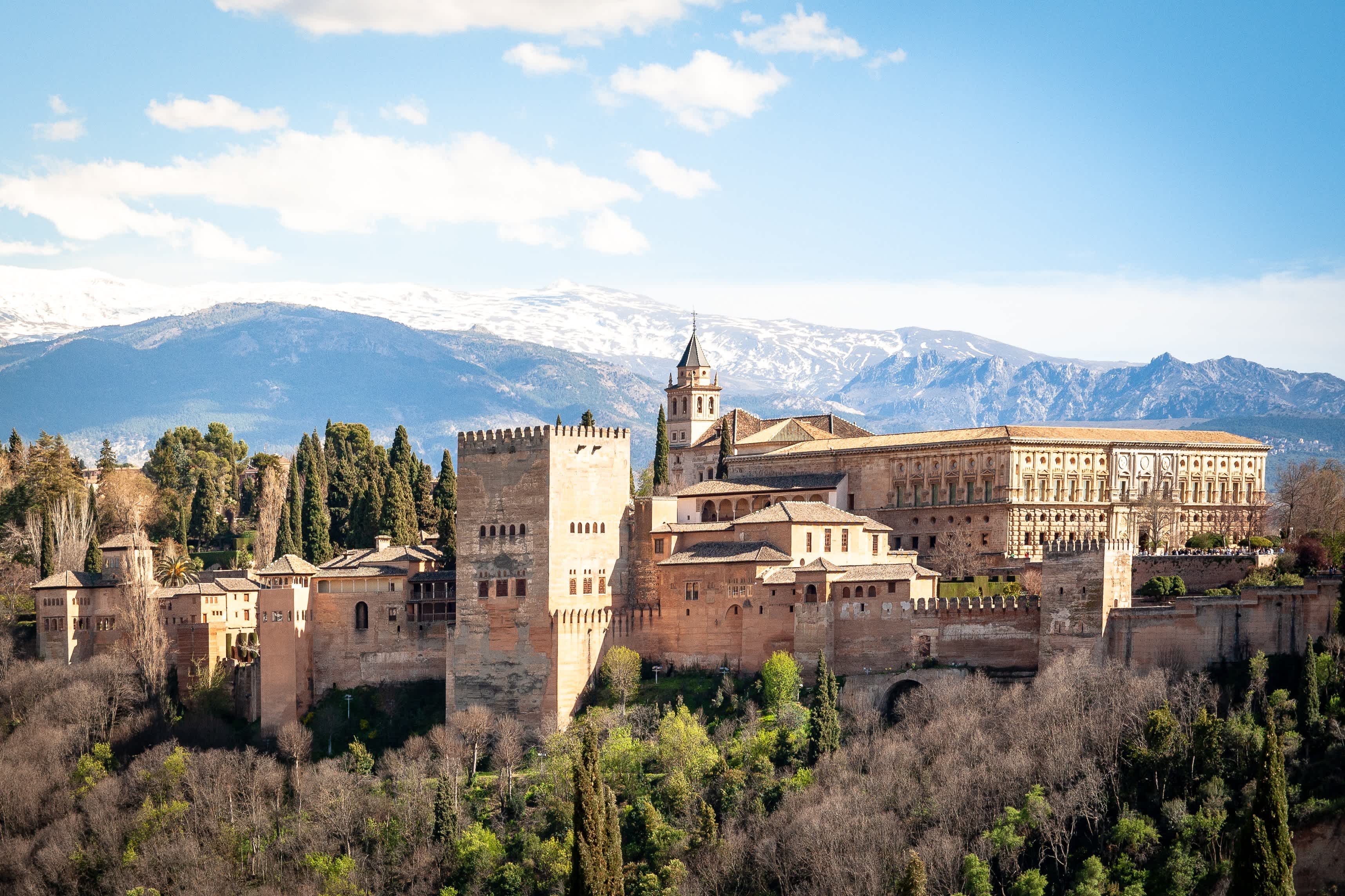 Visitez l'Alhambra, un site classé au patrimoine mondial de l'UNESCO pendant vos vacances en Espagne.