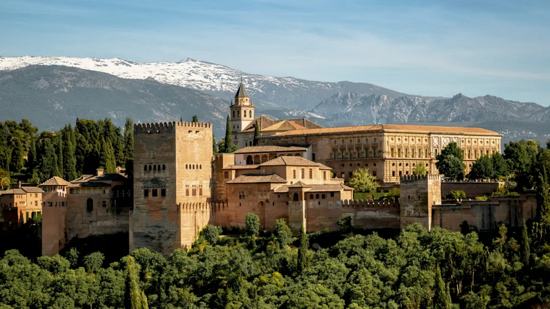 Alhambra ist ein UNESCO-Weltkulturerbe und eine besondere Sehenswürdigkeit bei einem Granada Urlaub