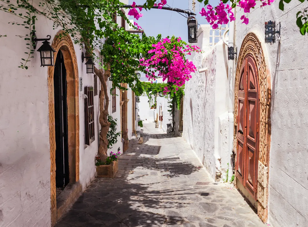 Gasse in der Stadt Lindos auf Rhodos, Dodekanes, Griechenland. 