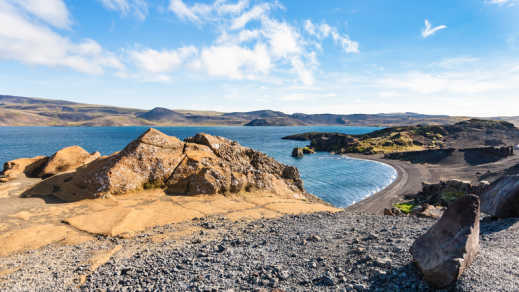 Machen Sie einen Ausflug zum See Kleifarvatn, während Sie die Blaue Lagune in Island besuchen.
