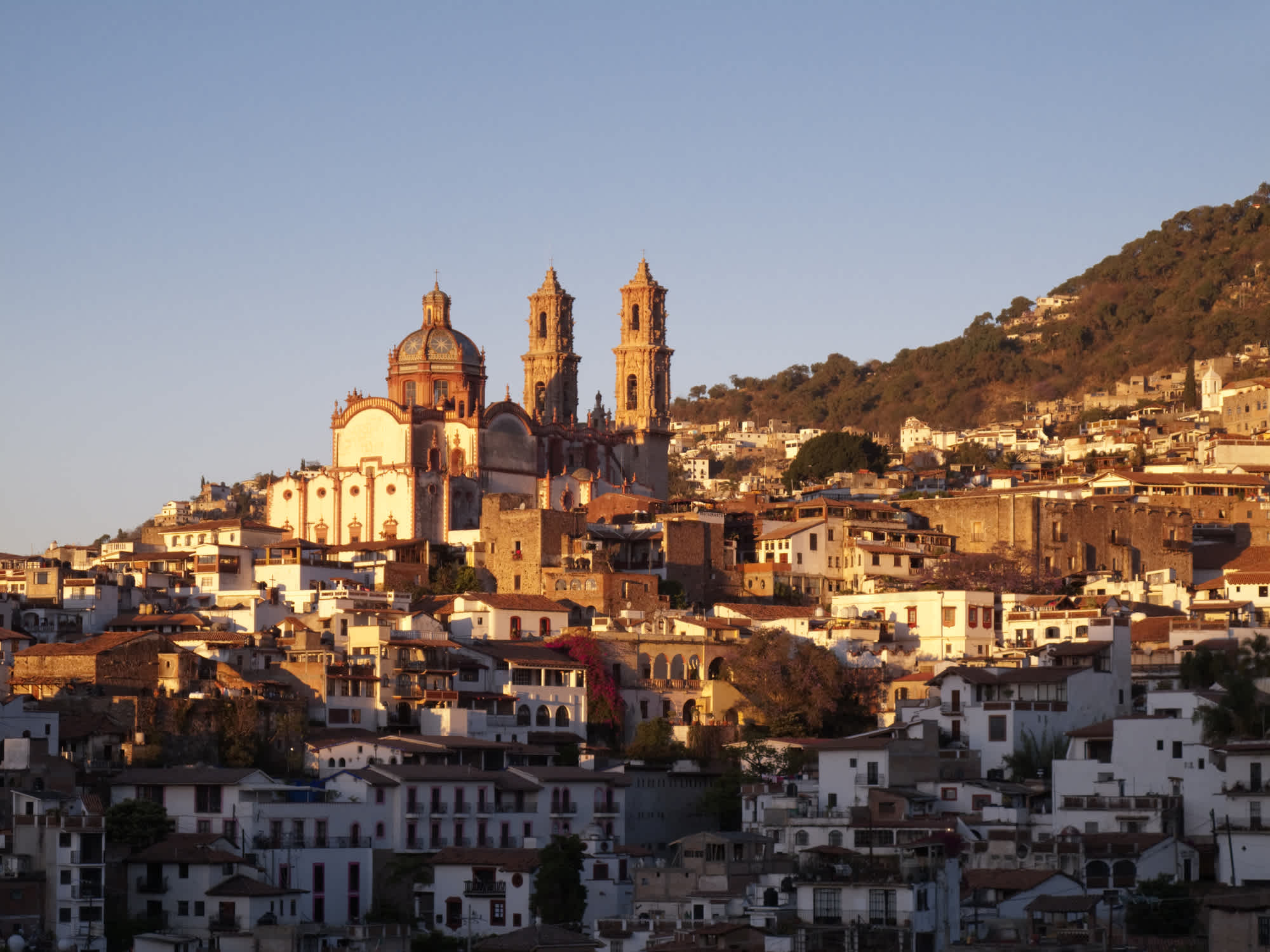 Sonnenaufgang über der berühmten Barockkirche von Santa Prisca in Taxco
