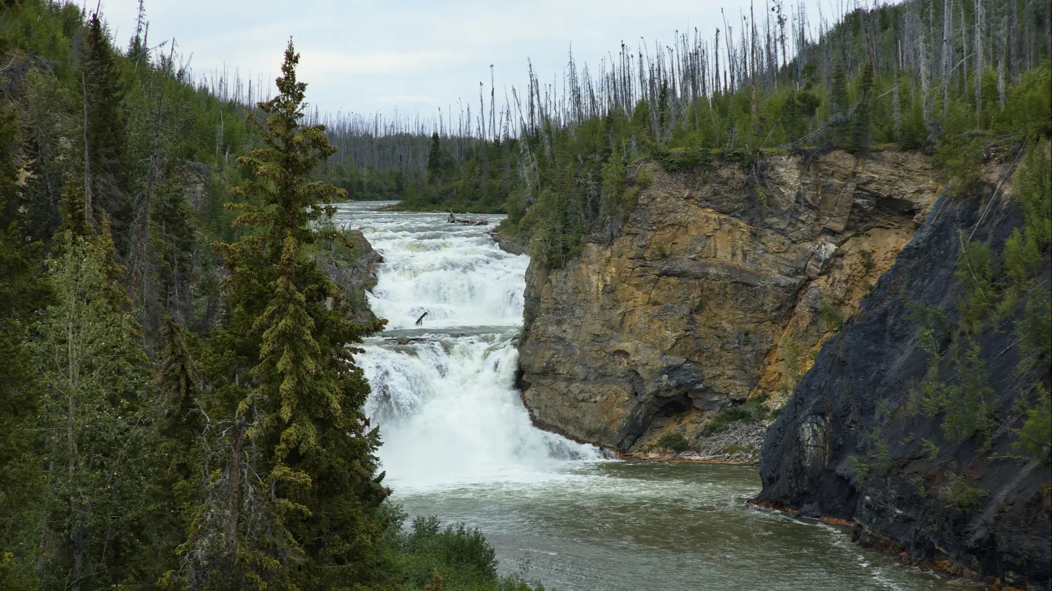 Die Smith River Falls in Kanada.