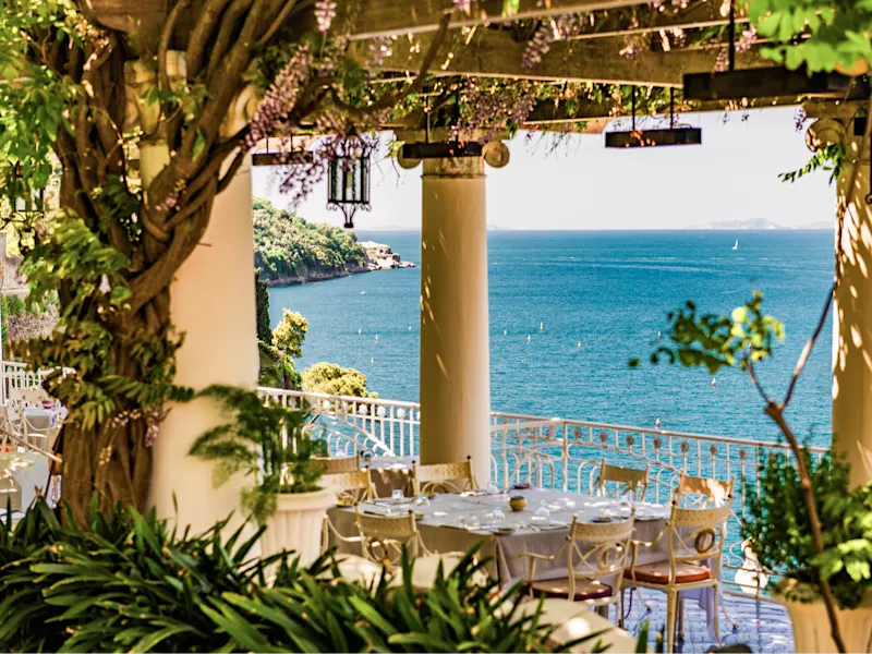 Positano, Amalfiküste, Italien Überdachte Terrasse mit Meerblick und gedecktem Tisch, Positano, Amalfiküste, Italien