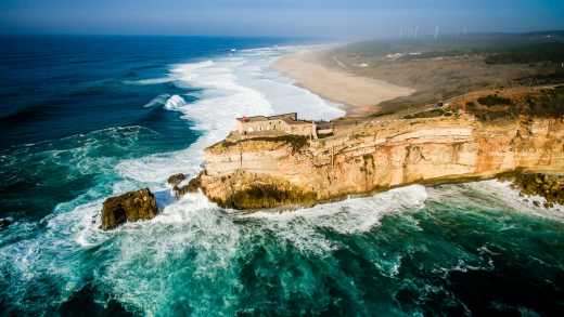 Die Luftaufnahme des Aussichtspunkts mit dem Leuchtturm in Nazare, Portugal