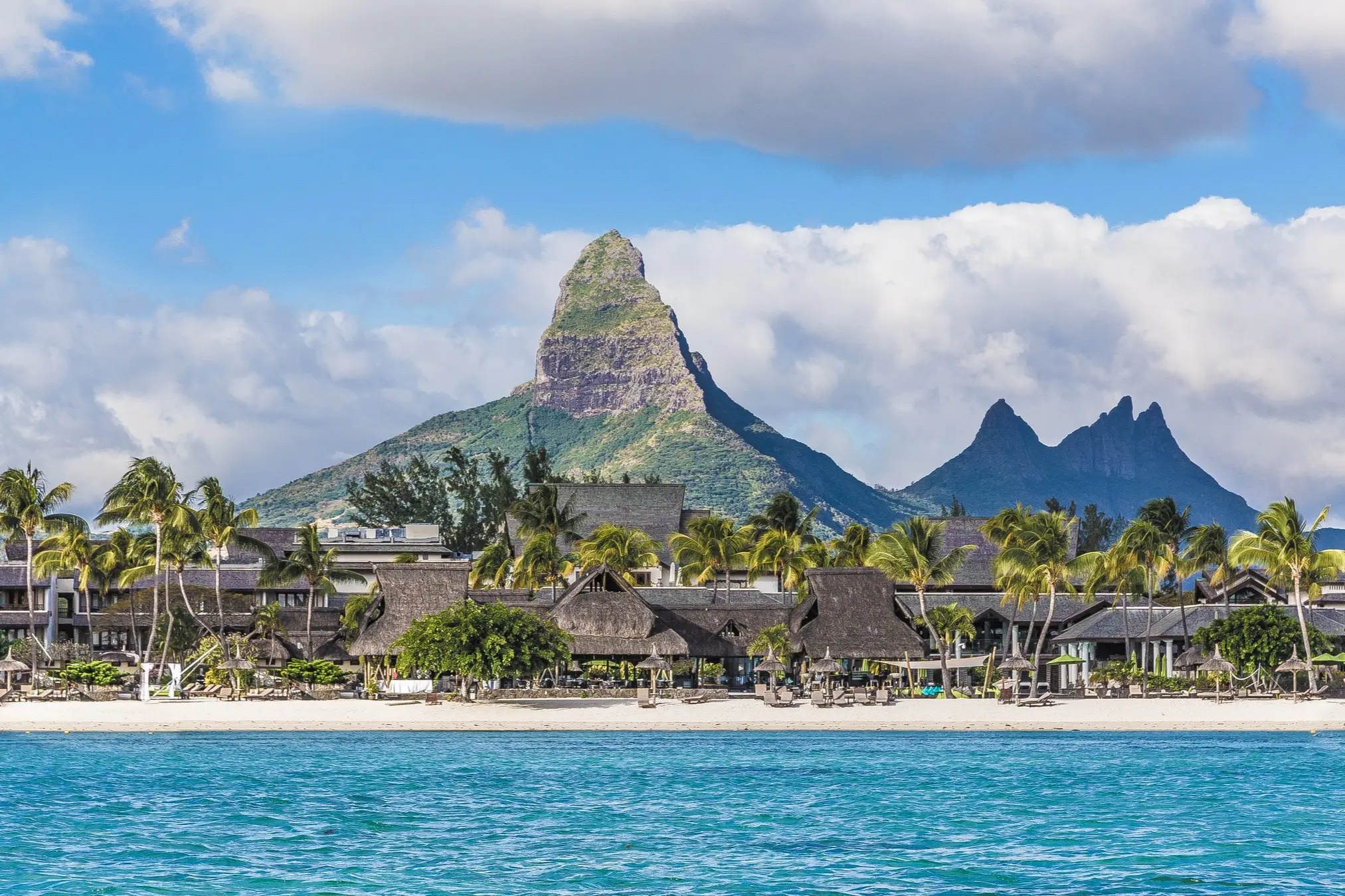 Ile Maurice, Plage Flic en Flac Plage tropicale vue depuis la mer avec montaignes en toile de fond